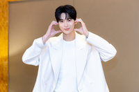 邊佑錫自認純情派  爆紅後被媽媽要求簽名當禮物