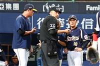 魏碩成被判投球超時 平野惠一重看影片按碼表：是打者沒準備好