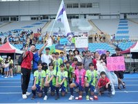 花蓮富世國小女足隊踢出冠軍獎盃 建校百年最佳禮