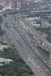 天數少加天氣差 端午連假國道車潮略減