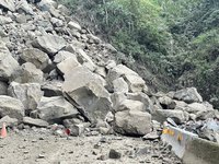 嘉義縣道159甲番路竹崎交界  大量落石道路中斷