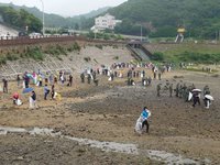 響應國家海洋日  400軍民雨中馬祖南竿淨灘