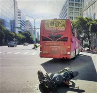 北市公車不慎碰撞機車釀禍 騎士頭部受傷送醫