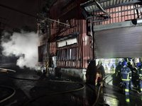 三峽泡棉工廠火警竄濃煙 警消籲附近民眾緊閉門窗