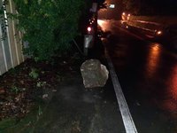 台8線23公里落石砸車 1小客車底盤受損無法行駛