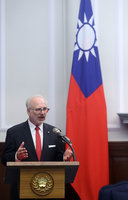 拉脫維亞前總統：全球民主面臨內憂外患需強化韌性