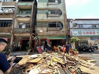 高雄民宅施工遭檢舉亂丟廢棄物 未留道路通行被罰