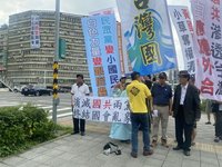 台灣國掛終結立院亂象大型布條  促反濫權護民主