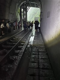 台鐵新自強號遭落石擊中 500乘客搭接駁回花蓮站