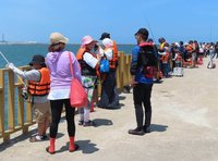 海保署友善釣魚親子體驗台中港登場 吸引60家庭參與