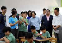參訪嘉縣實驗小學 蔡英文：感謝所有堅持不懈執行者