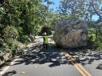 舊蘇花公路巨石掉落  漢本段單線管制通行