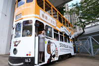 星宇航空彩繪史努比叮叮車 香港街道可愛穿梭