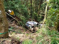 台中和平區小客車過彎不慎 路邊休旅車遭撞落山谷