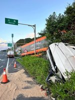 貨運曳引車凌晨南迴公路自撞山壁 駕駛多處骨折送醫