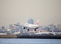 日航379人全脫困創造奇蹟 獲頒卓越飛安管理獎