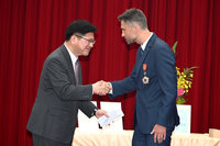 獲頒睦誼外交獎章  高哲夫：台灣是自由開放的象徵