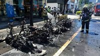 高雄市區路邊火燒車波及9車  初判電池液濺出起火