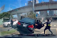 桃園龜山員警追竊車賊 犯嫌自撞遭警對空鳴槍逮捕