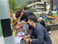 屏榮高中師生再前進部落 讓編織彩虹繪本躍上36面牆