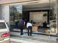 北市8旬翁疑誤踩油門  自撞郵筒波及店家玻璃門