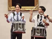 接見沖繩西原高校行進樂隊  總統脫下西裝體驗小鼓