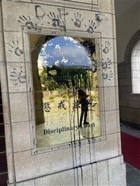 憲法法庭銜牌遭潑墨水 司法院籲理性給純淨審判空間