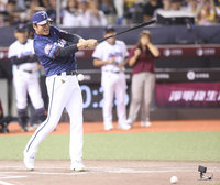 平野惠一跨欄又短打 王建民連揮空3次「笑」果十足[影]