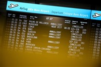 歐洲氣候抗議人士出招 手黏跑道阻機場運作