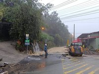 大雨沖刷邊坡 台中梨山加油站圓環泥水阻道警交管