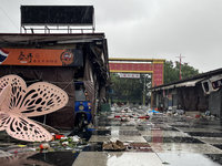 颱風凱米侵襲 花蓮東大門夜市設備吹飛、路樹倒