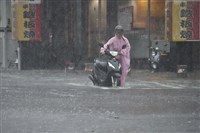 颱風凱米驚人雨勢 高雄平地單日降雨887.5毫米創紀錄