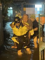 台中清水民宅水淹到床邊 里長背2長者脫困