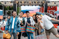 文化奧運台灣館開幕近4000觀眾同歡 民眾排隊搶拿限量茄芷包禮袋