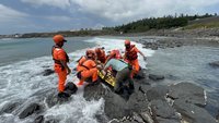 新北男子澎湖戲水遭海浪捲走 尋獲命危送醫急救