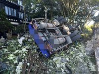 南投清境貨車下坡失控 撞破民宿圍牆釀1傷
