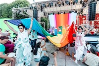 巴黎文化奧運台灣館拉巨型彩虹旗 支持性別平權