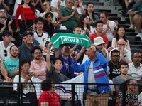 王齊麟李洋4強賽 場邊球迷持TAIWAN字樣毛巾被收走