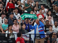 台灣球迷加油板遭毀  中華奧會：已和籌委會溝通