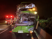 國1北向彰化段凌晨追撞事故 客運7乘客受傷