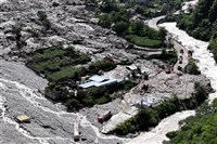 四川康定山洪爆發致屋毀橋斷 已有8死19失蹤