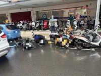 高雄65歲女開車疑不適 擦撞路旁機車24台如骨牌傾倒