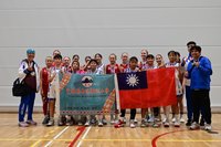 宜蘭南澳國小籃球隊芬蘭參賽奪冠  大方秀國旗拍照