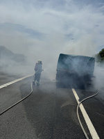 載運油漆原料貨車國道爆胎起火 駕駛與助理急逃生