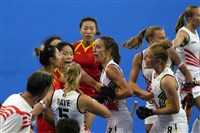 巴黎奧運曲棍球中國女將擊球砸對手 引場邊噓聲