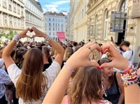 泰勒絲3場演出取消 歌迷聚集維也納街道合唱療傷