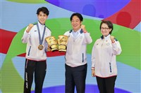 林郁婷送簽名金色拳擊手套  賴總統回禮專屬登機箱