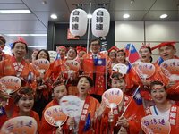 百萬遊客賞東京高圓寺阿波舞 台僑組隊帶國旗跳舞