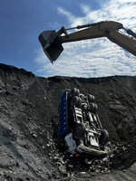 台中砂石車自3樓高土堆滑落翻覆  駕駛送醫不治