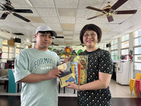 花蓮源城國小AI接軌世界 兒少作者葛琦霞感動贈書